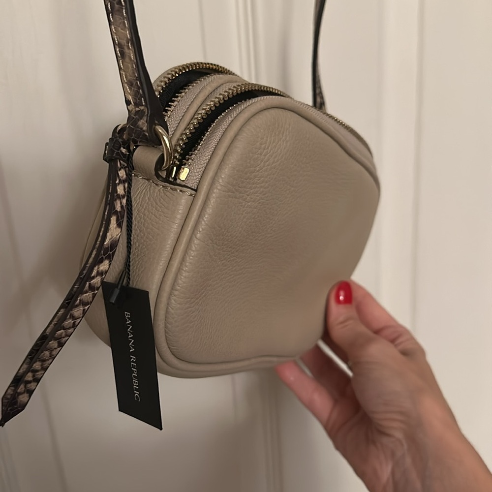 Banana republic leather crossbody snake strap - Picture 4 of 4